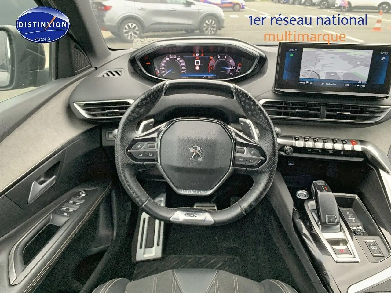 Vue intérieure centrée sur le volant compact et le tableau de bord numérique du Peugeot 3008 gris platinium 2021.