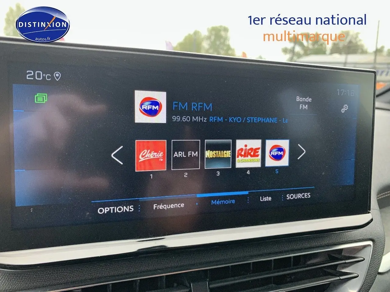 Écran tactile central affichant les stations radio dans l'habitacle du Peugeot 3008 gris platinium, vue intérieure rapprochée.