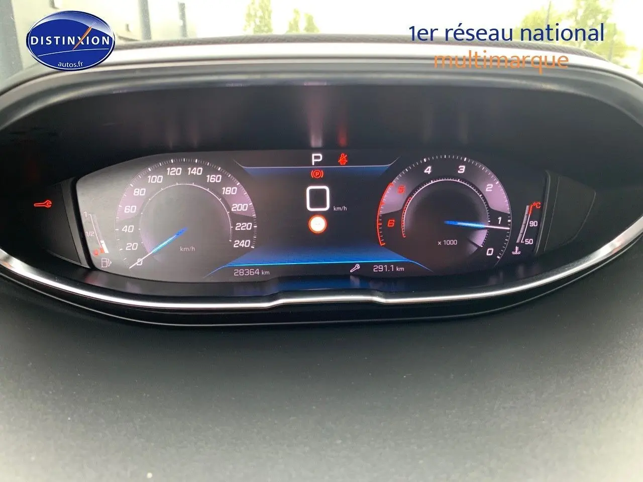 Tableau de bord numérique du Peugeot 3008 gris platinium, affichant vitesse, régime et température moteur.