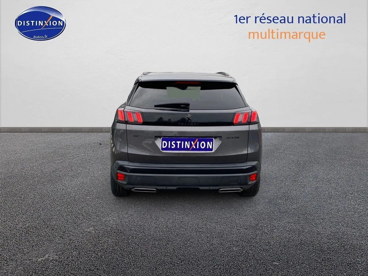 Vue arrière d'un Peugeot 3008 gris platinium métal avec feux arrière distinctifs et double sortie d'échappement.