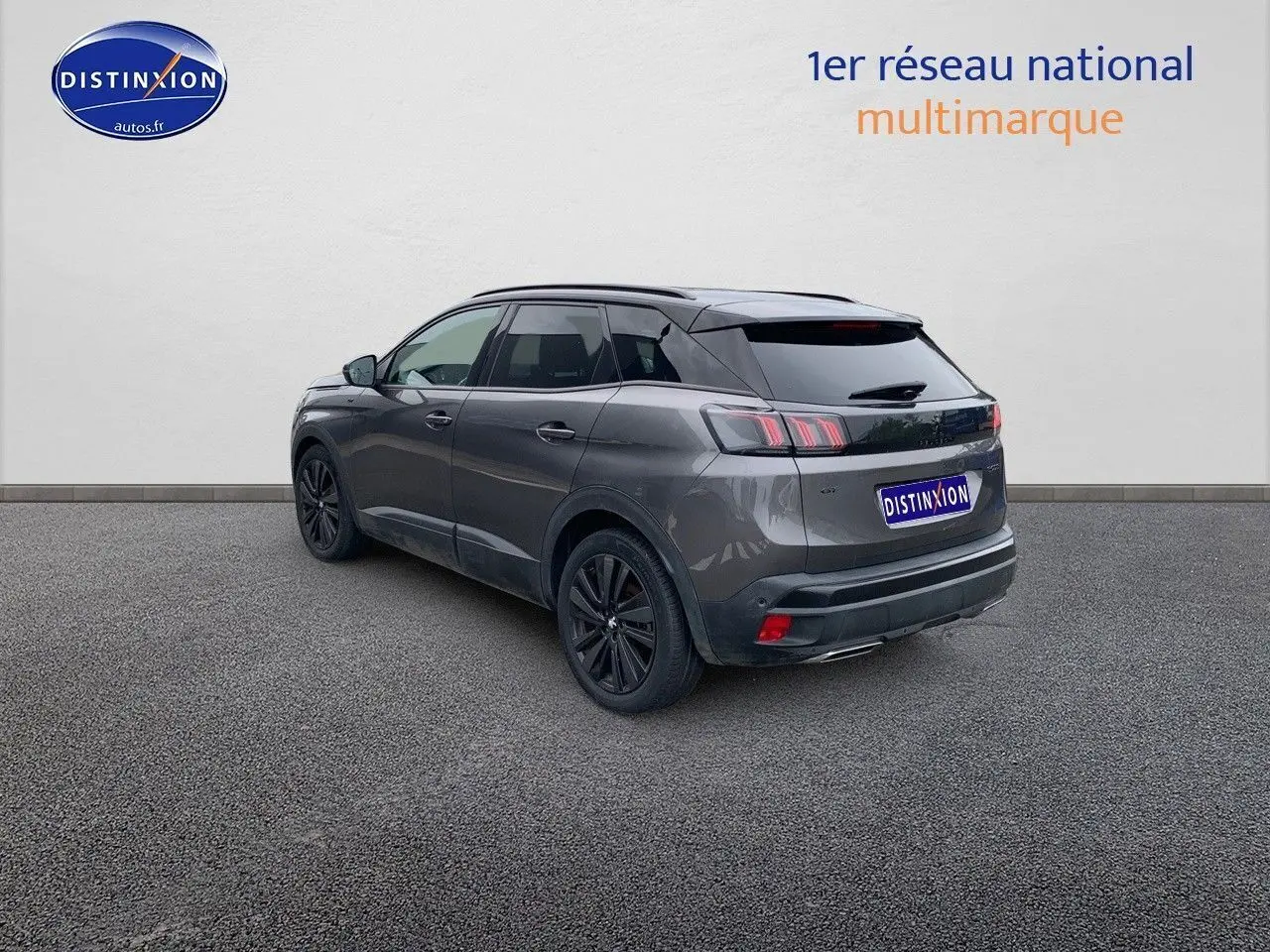 Peugeot 3008 gris platinium métal vue 3/4 arrière droit, toit noir et jantes foncées distinctives.