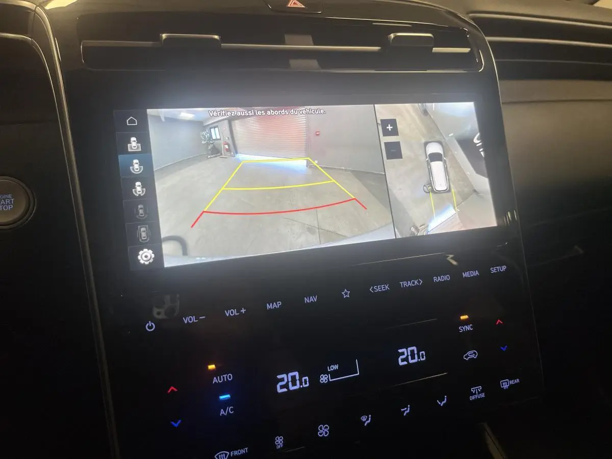 Écran tactile intérieur du Hyundai Tucson 2023 montrant la caméra 360° et l’aide au stationnement en vue arrière.