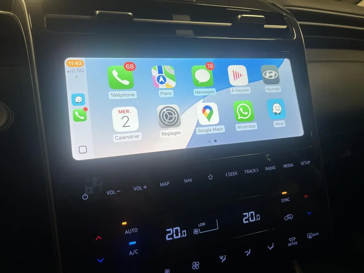 Écran tactile multimédia 10,25 pouces avec Apple CarPlay actif dans l'habitacle du Hyundai Tucson gris 2023.