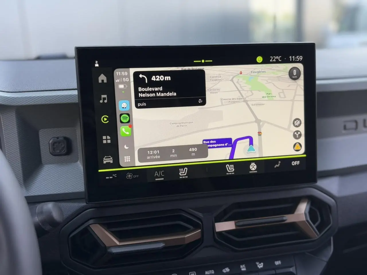 Écran tactile 10 pouces du GPS Media Nav Live du Dacia Duster 2025, tableau de bord avec aérateurs brun cuivré.