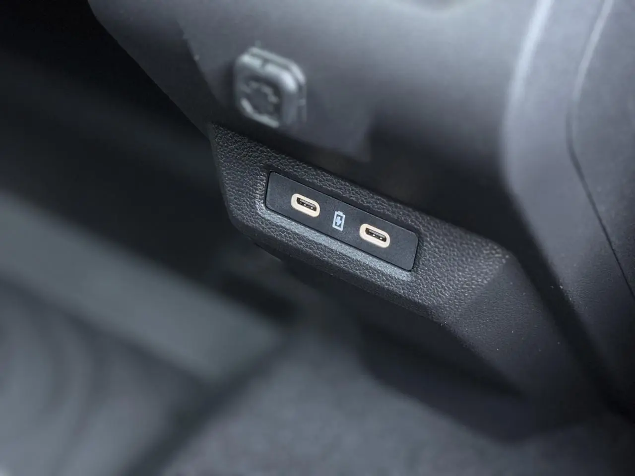 Prise USB double en gros plan dans l'habitacle noir du Dacia Duster TCE 4x2 Mild Hybrid 130 Extrême 2025