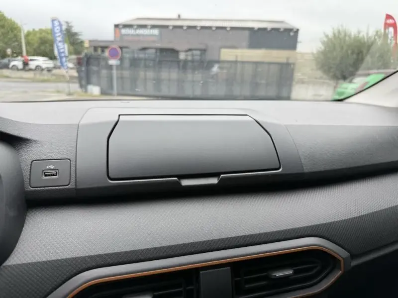 Tableau de bord gris avec port USB visible, intérieur du Dacia Sandero Stepway 2022 en vue frontale.