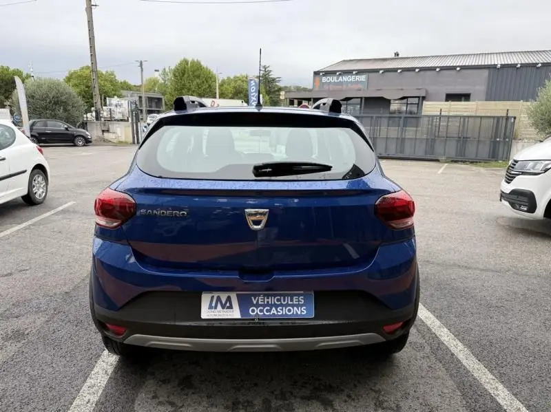 Vue arrière d'une Dacia Sandero Stepway bleu métal 2022, version 1.0 ECO G 100 Essential en stationnement.