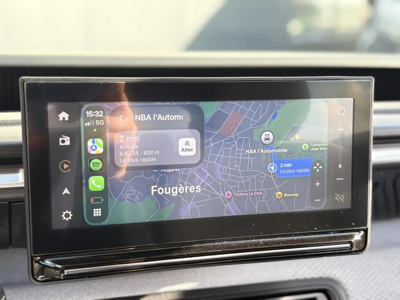 Écran tactile central du Citroën C3 Aircross Hybrid 145 affichant la navigation GPS vers Fougères.