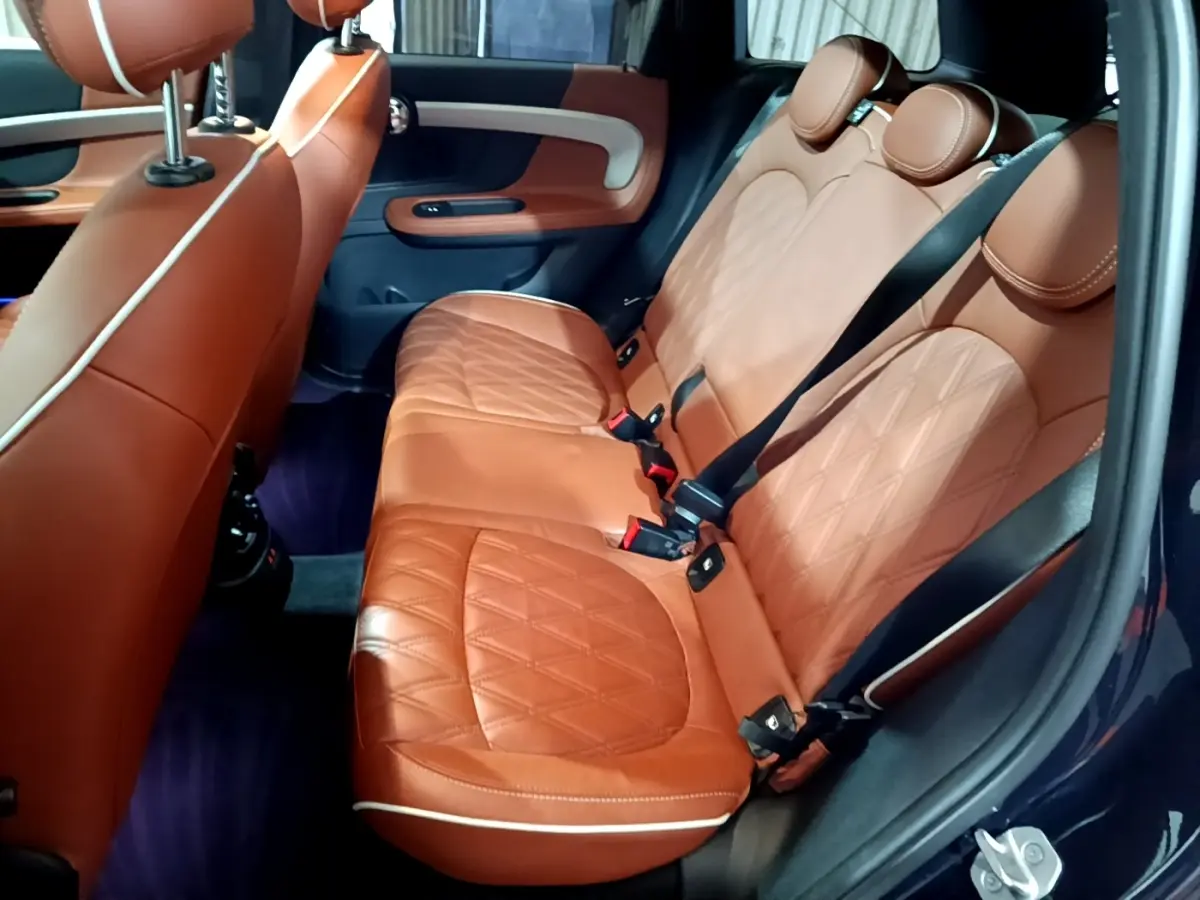Vue intérieure côté droit des sièges arrière en cuir marron matelassé du MINI Countryman Cooper SE bleu 2021.