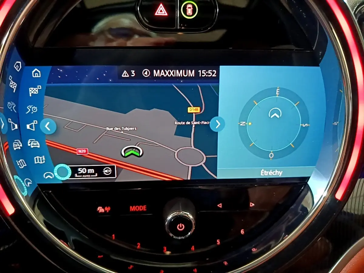 Écran tactile central du tableau de bord MINI Countryman Cooper SE, affichant la navigation et la boussole.