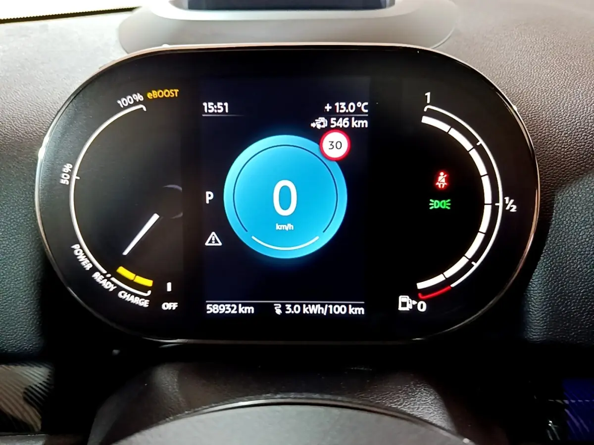 Affichage numérique du tableau de bord du MINI Countryman Cooper SE, montrant la vitesse à 0 km/h et indicateurs d'énergie.