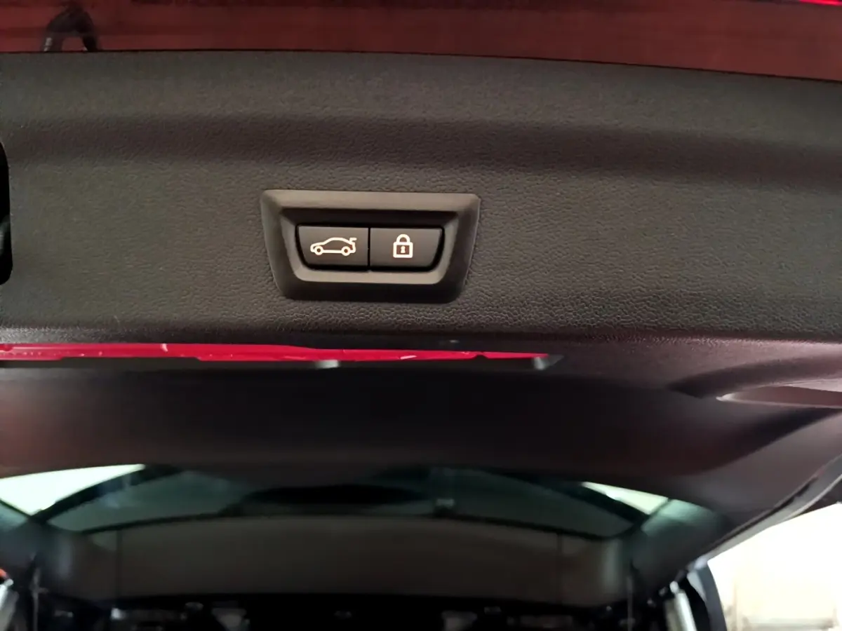 Boutons de fermeture et verrouillage électrique du coffre sur le hayon intérieur d'un MINI Countryman bleu 2021