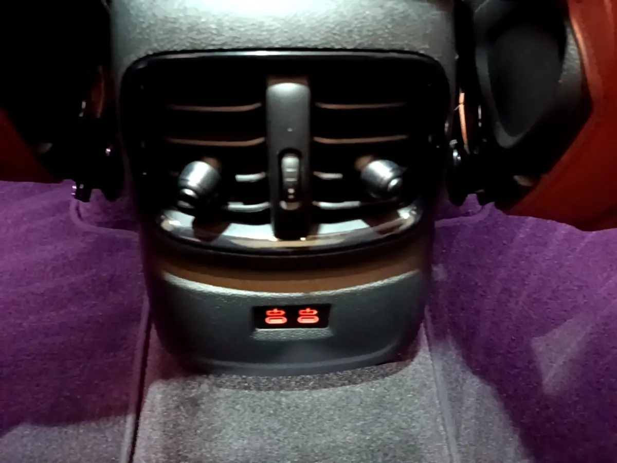 Détail des commandes de ventilation arrière et sièges chauffants dans l'habitacle du MINI Countryman bleu 2021.