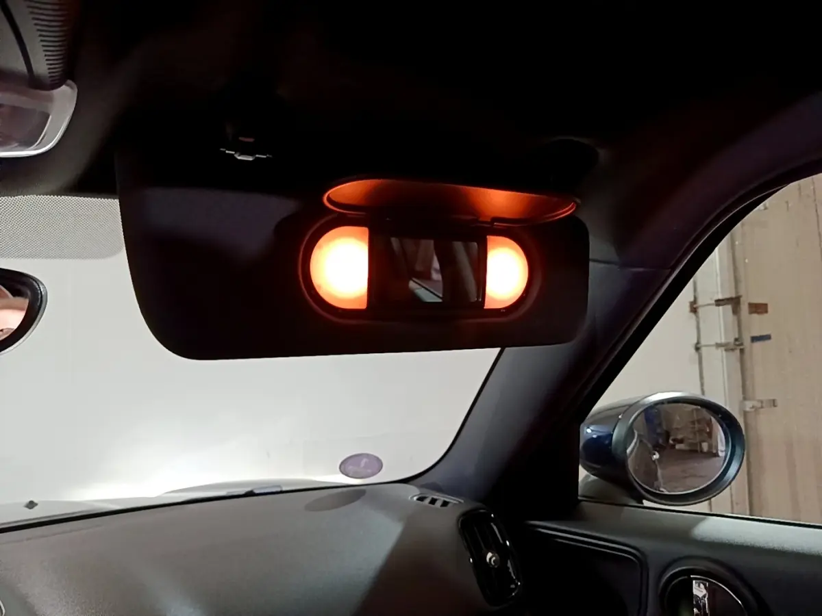 Miroir de courtoisie éclairé sur pare-soleil côté conducteur du MINI Countryman bleu hybride rechargeable 2021