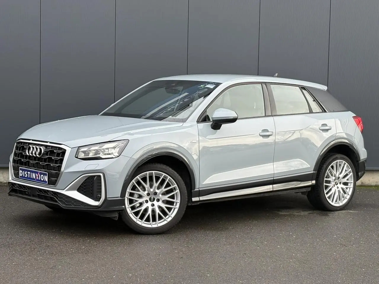 Audi Q2 35 TDI S-Line gris Flèche en vue 3/4 avant, avec jantes alliage et calandre noire distinctive.