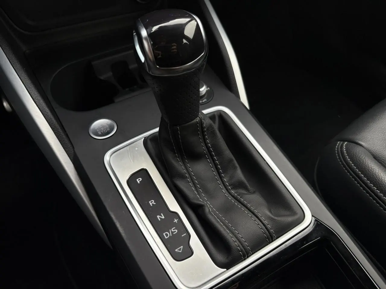 Gros plan sur le levier de vitesse automatique cuir noir de l'Audi Q2 35 TDI 150 S-Tronic S-Line de 2025.