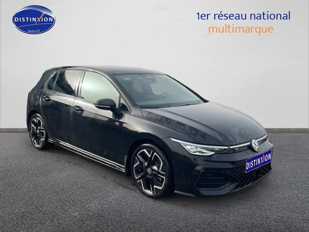 Volkswagen Golf 1.5 etsi evo2 150 R-Line noir vue 3/4 avant avec jantes alu distinctives et phares LED.