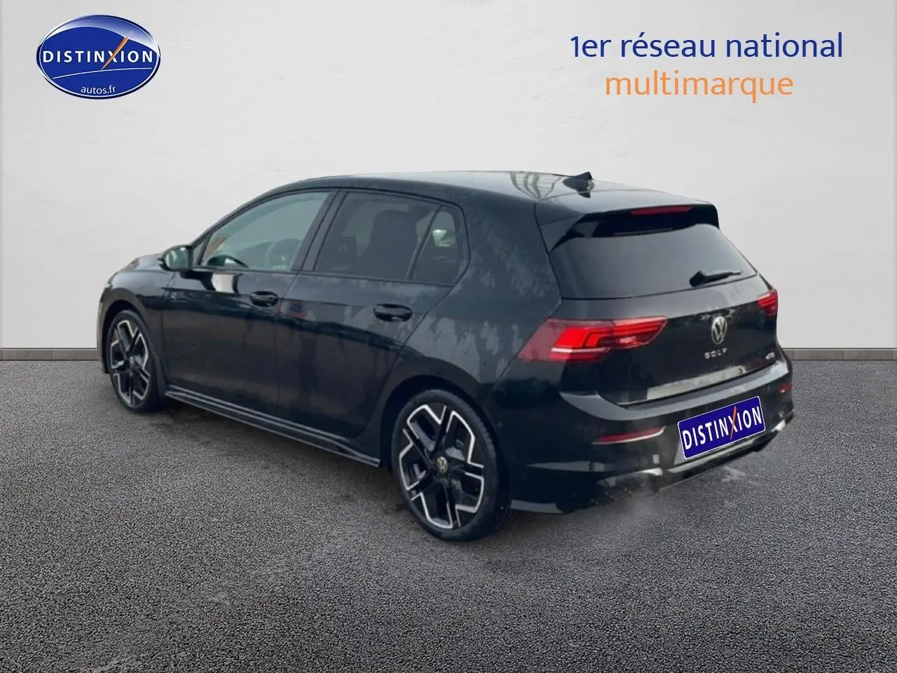 Vue 3/4 arrière droite d'une Volkswagen Golf noire 2026 avec jantes alu distinctives et feux arrière LED.