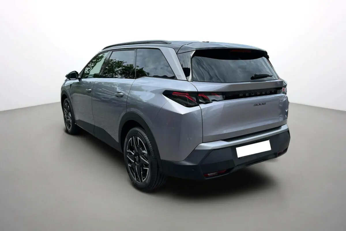 Vue 3/4 arrière gauche du Peugeot 5008 Hybrid gris artense avec toit noir et jantes alu noires.