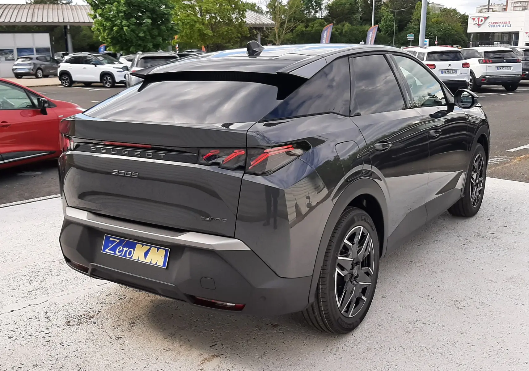 Vue 3/4 arrière droite d’un Peugeot 3008 gris titane 2026 avec feux arrière LED et toit noir brillant.
