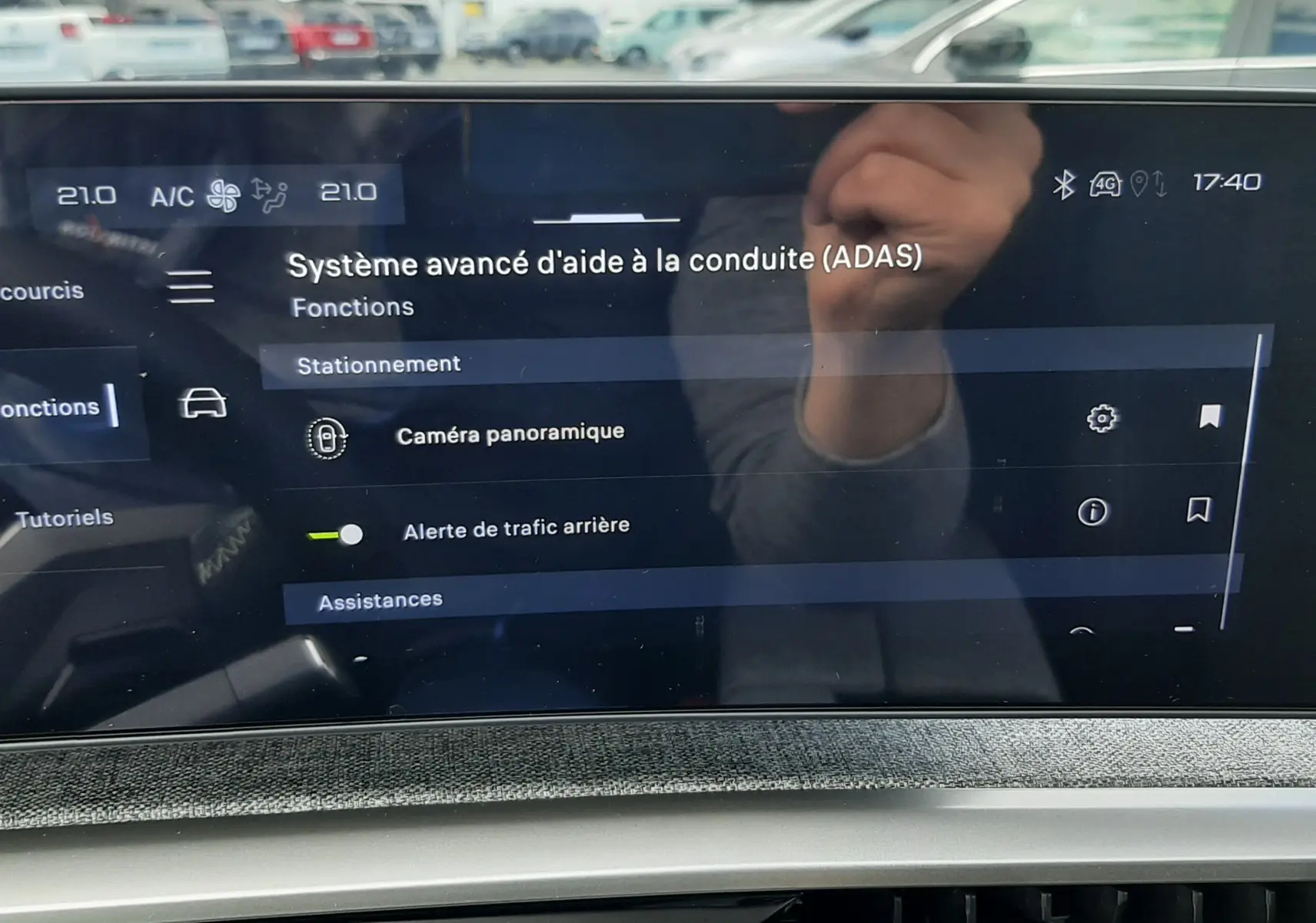 Vue intérieure du tableau de bord du Peugeot 3008 gris titane, écran tactile affichant les aides à la conduite avancées.
