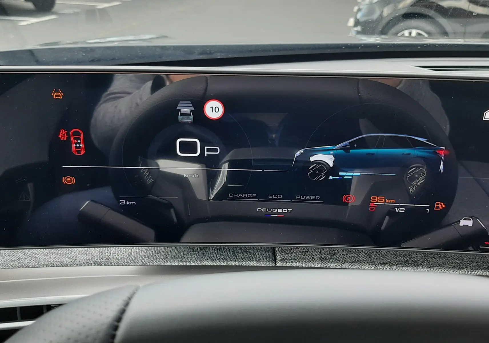 Vue intérieure du tableau de bord numérique du Peugeot 3008 gris titane, affichant l'état hybride et la vitesse.