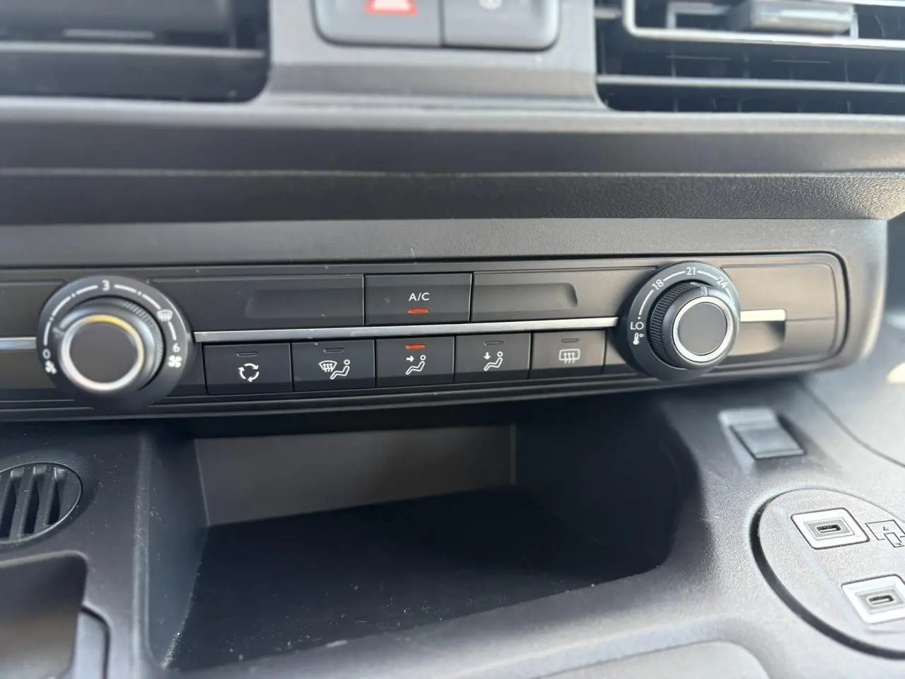Détail de la console centrale avec commandes de climatisation et réglages du Citroën Berlingo ë-136 2025.