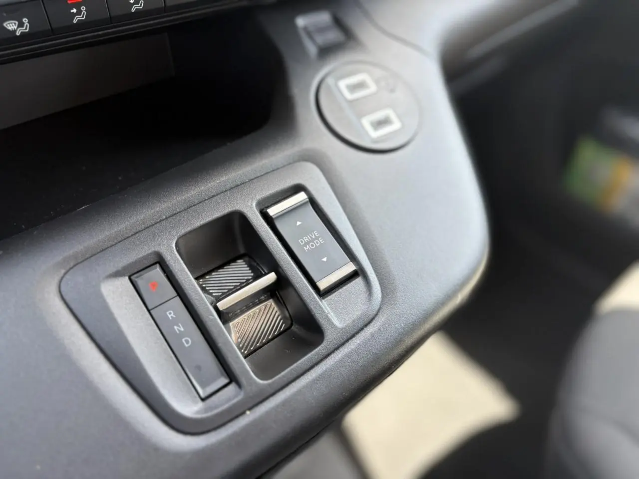 Détail du sélecteur de boîte automatique et bouton Drive Mode sur la console centrale du Citroën Berlingo ë-136.
