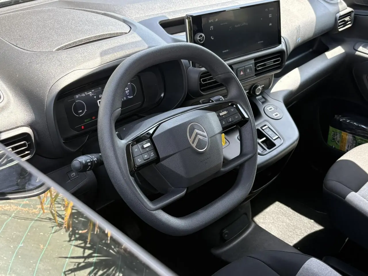 Vue intérieure du poste de conduite du Citroën Berlingo ë-136 2025, volant multifonction et écran tactile 10 pouces.