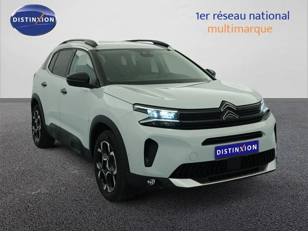 SUV Citroën C5 Aircross blanc okenite en 3/4 avant droit, avec feux LED allumés et jantes distinctives.