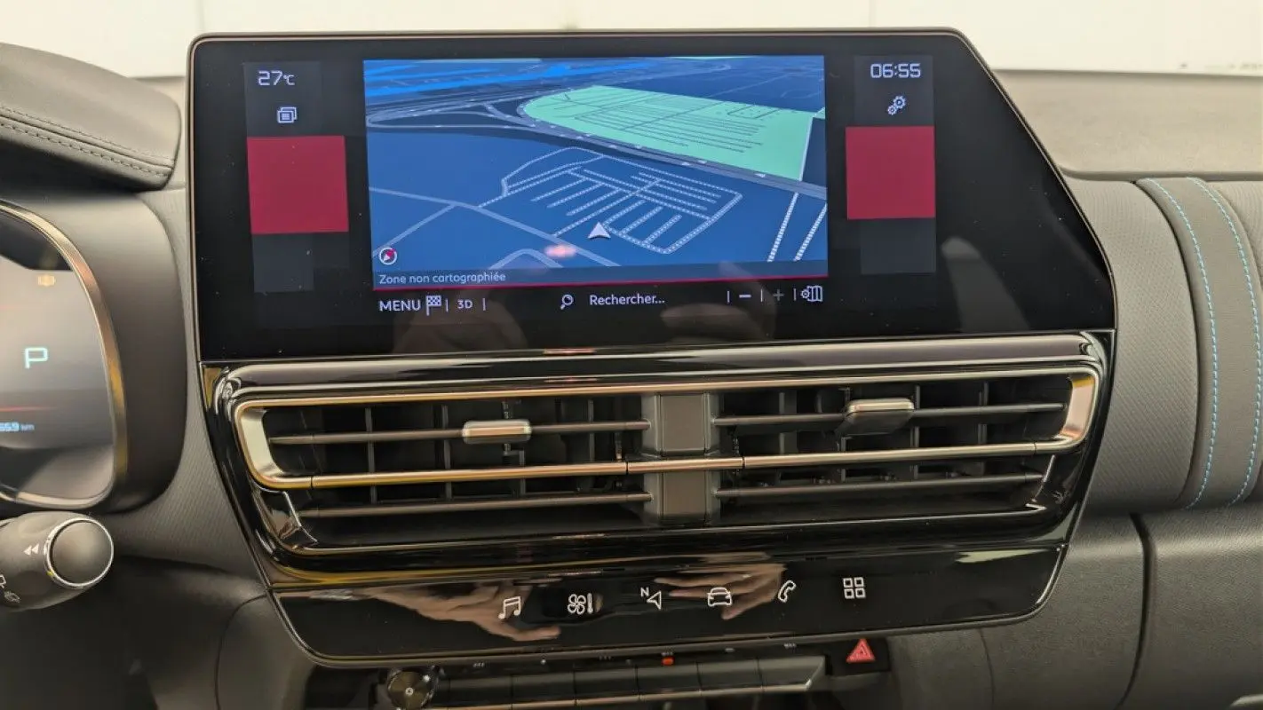 Vue rapprochée de l’écran tactile central et des aérateurs du tableau de bord du Citroën C5 Aircross blanc Okenite 2025.