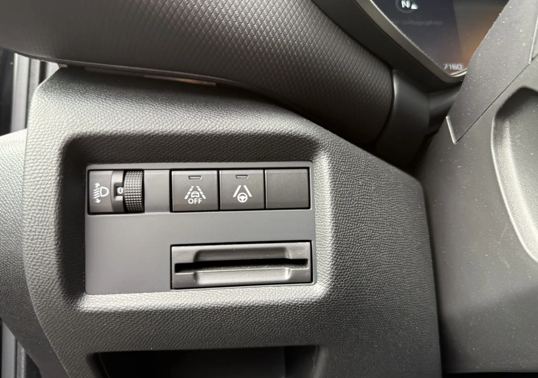 Gros plan sur le côté droit du volant noir en cuir du Citroën C5 Aircross 2025, avec commandes audio et téléphone intégrées.