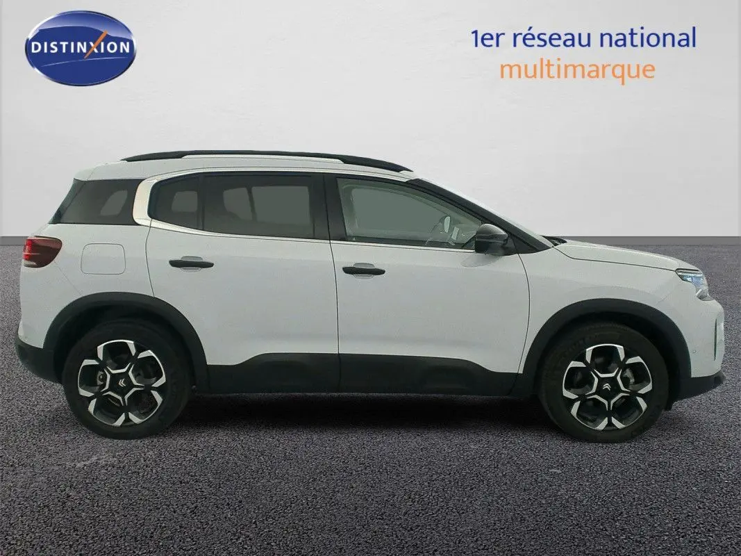 Profil droit du Citroën C5 Aircross blanc Okenite 2025 avec jantes noires et toit noir contrasté.