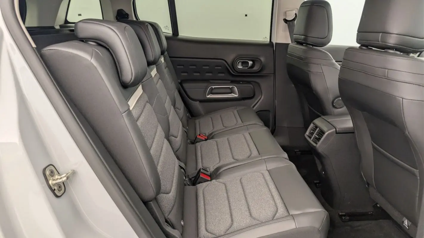 Vue latérale intérieure des sièges arrière gris cuir et tissu du Citroën C5 Aircross blanc Okenite 2025.