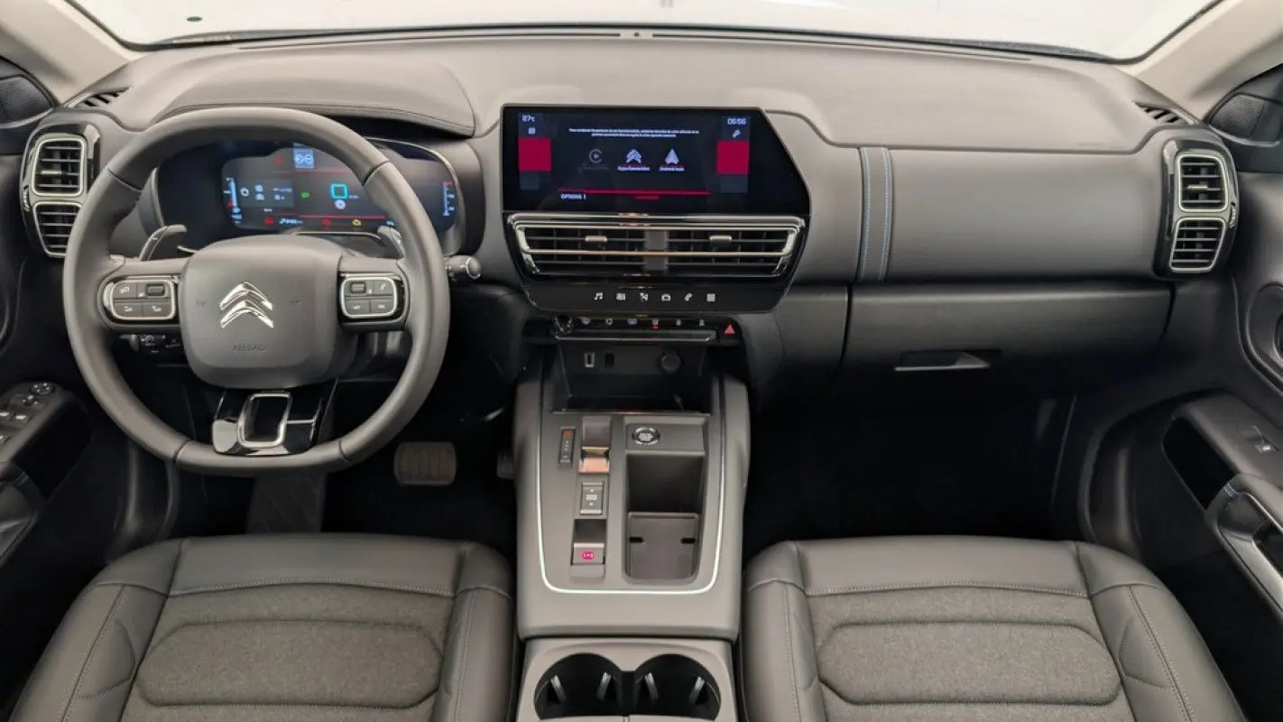 Vue intérieure frontale du poste de conduite du Citroën C5 Aircross 2025, tableau de bord et écran tactile central.