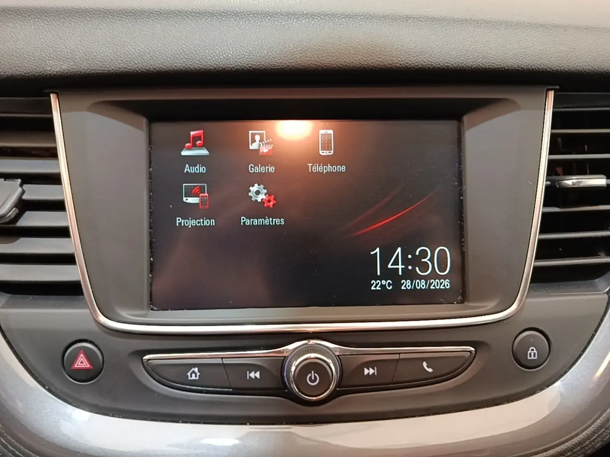 Écran tactile central du tableau de bord de l’Opel Grandland X gris foncé, avec commandes multimédia visibles.