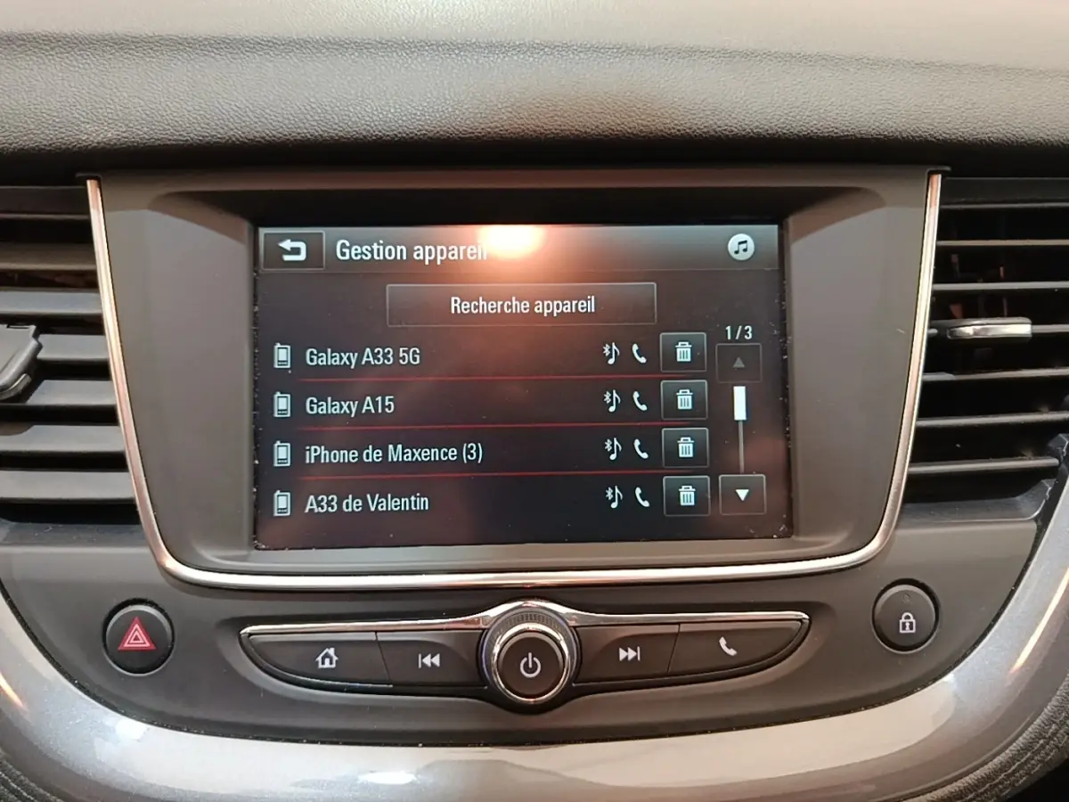 Écran tactile central de l’Opel Grandland X 1.5 Diesel 130 GS Line, affichant la gestion des appareils Bluetooth.