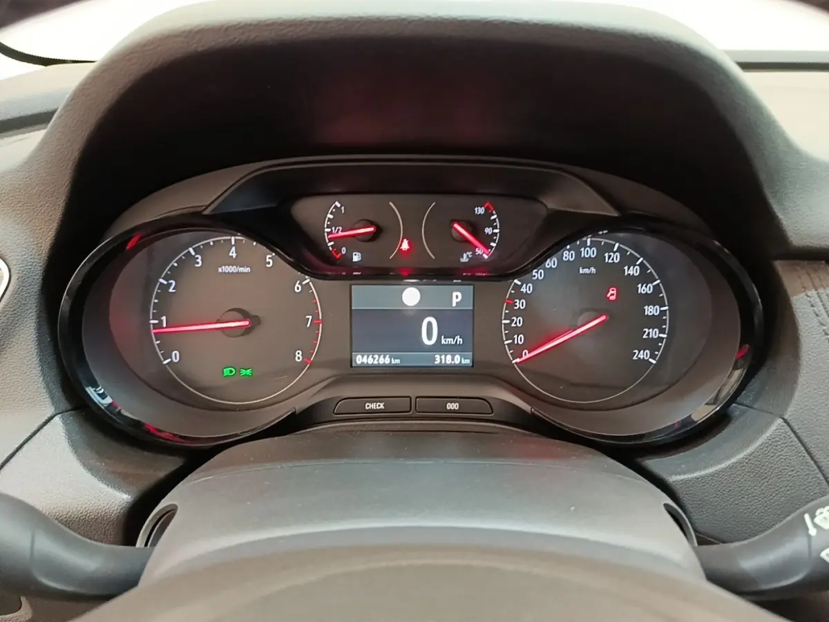 Vue rapprochée du tableau de bord digital de l'Opel Grandland X 1.5 Diesel 130 GS Line, affichage vitesse et compte-tours.