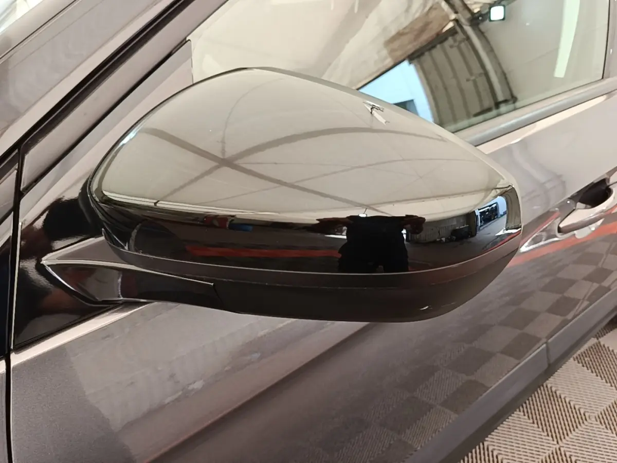 Rétroviseur côté gauche gris foncé brillant de l’Opel Grandland X 1.5 Diesel 130 GS Line 2021, vue rapprochée.