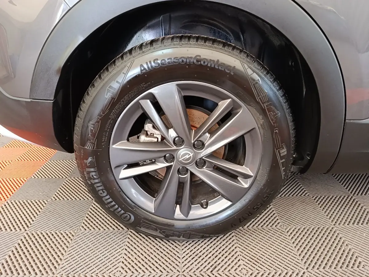 Gros plan sur la roue avant droite gris foncé d’un Opel Grandland X avec jante alu et pneu Continental.