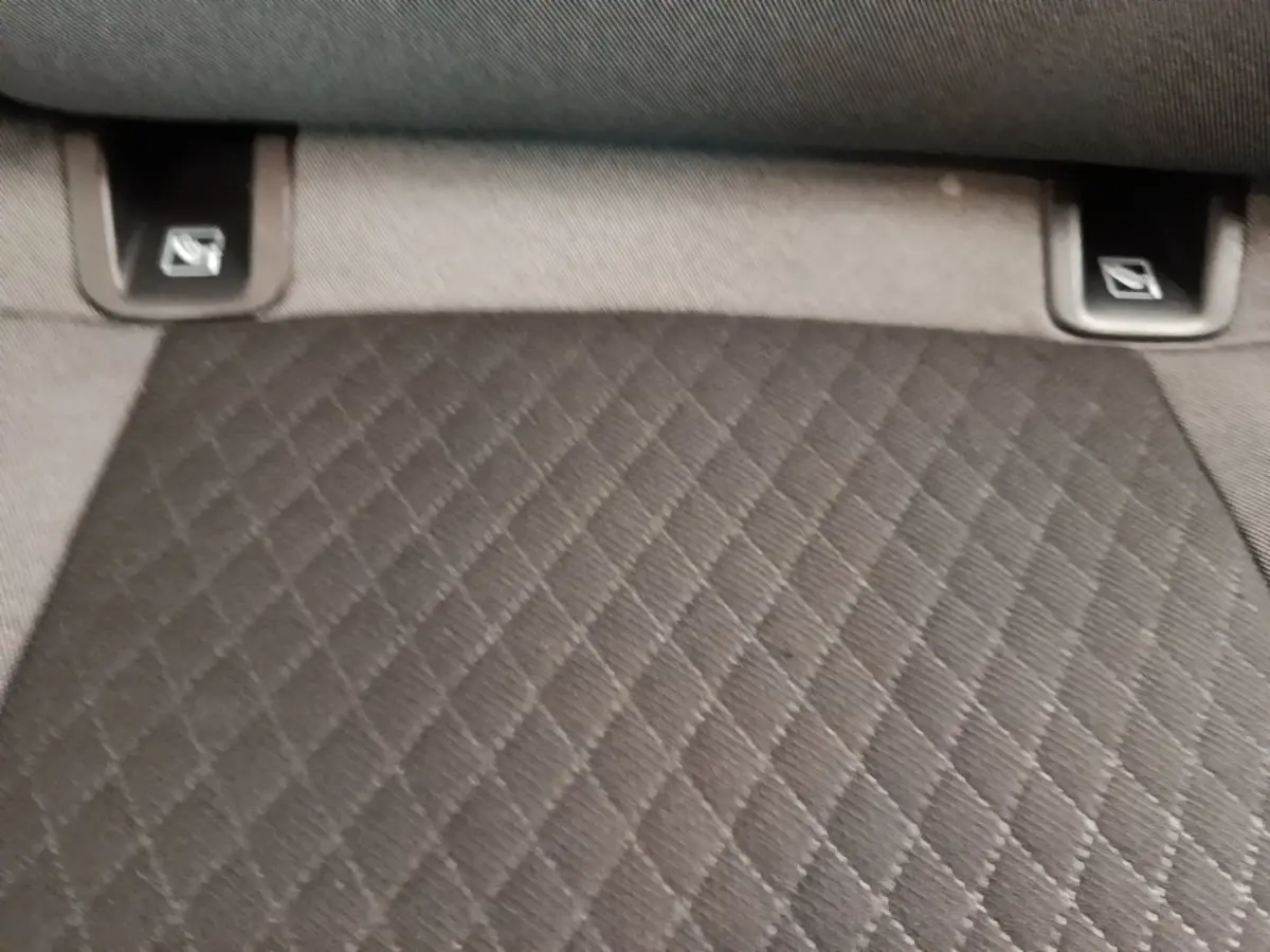 Détail de la banquette arrière noire avec fixation Isofix sur un Opel Grandland X gris foncé.