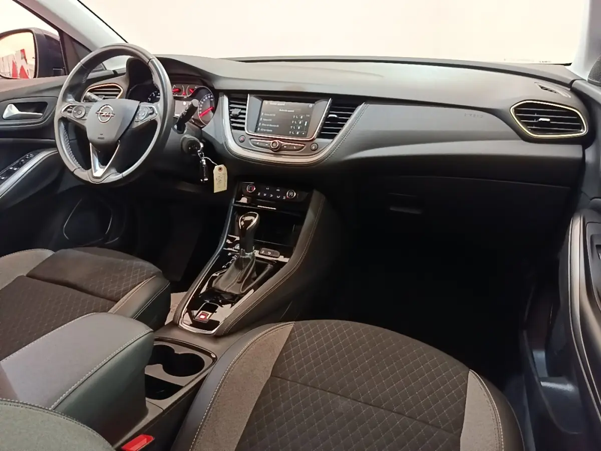 Intérieur Opel Grandland X 2021 vu de l'avant, tableau de bord noir avec écran tactile et volant multifonctions cuir alu.