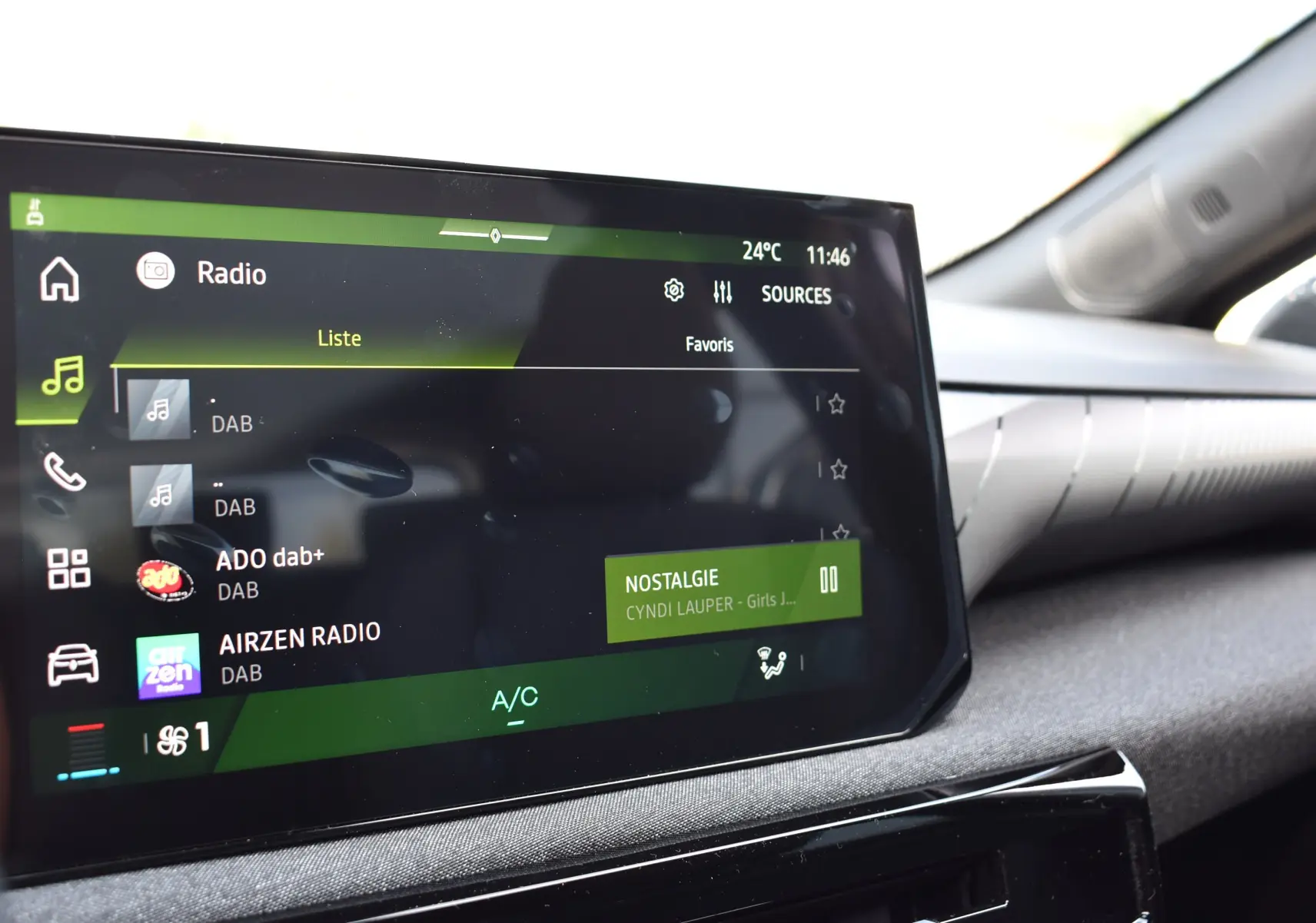 Écran tactile du système audio de la Renault Clio VI gris schiste, vue intérieure côté passager.