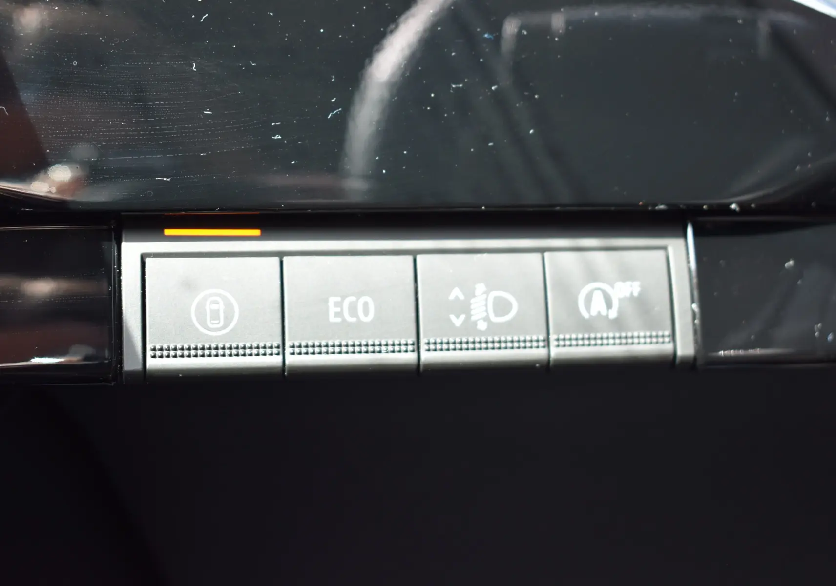 Gros plan sur les boutons de commande gris du tableau de bord de la Renault Clio VI TCe 115 Evolution+ 2026.