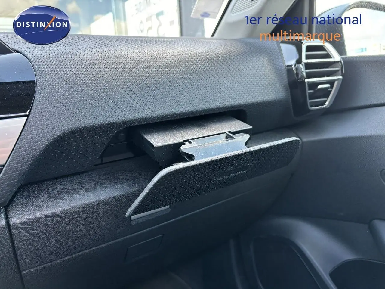 Intérieur de la Citroën C4 PureTech 130 Shine 2022, vue sur la boîte à gants ouverte côté passager, finition noire texturée.