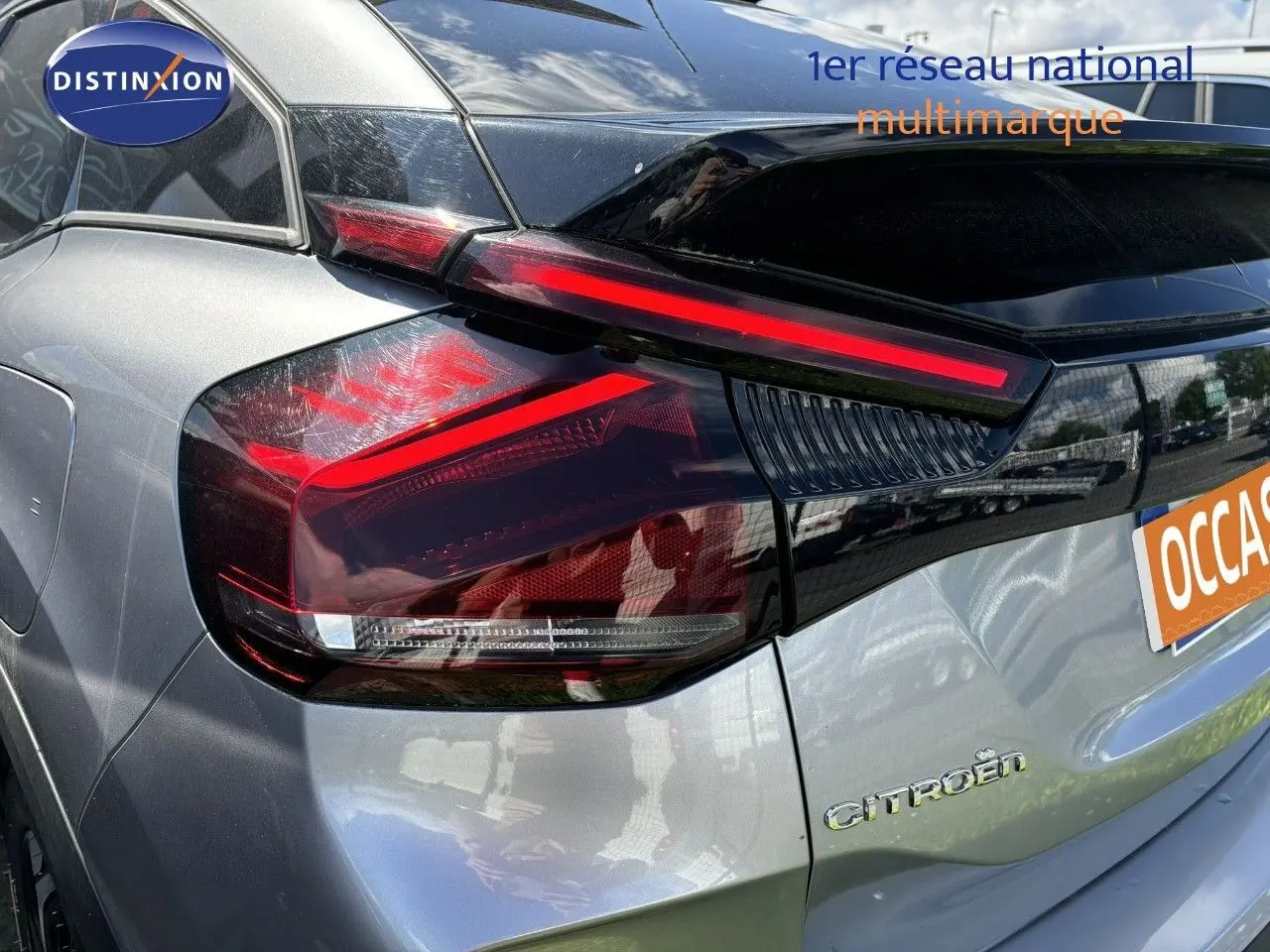 Vue 3/4 arrière droite d'une Citroën C4 PureTech 130 Shine gris Artense avec feux arrière LED distinctifs.