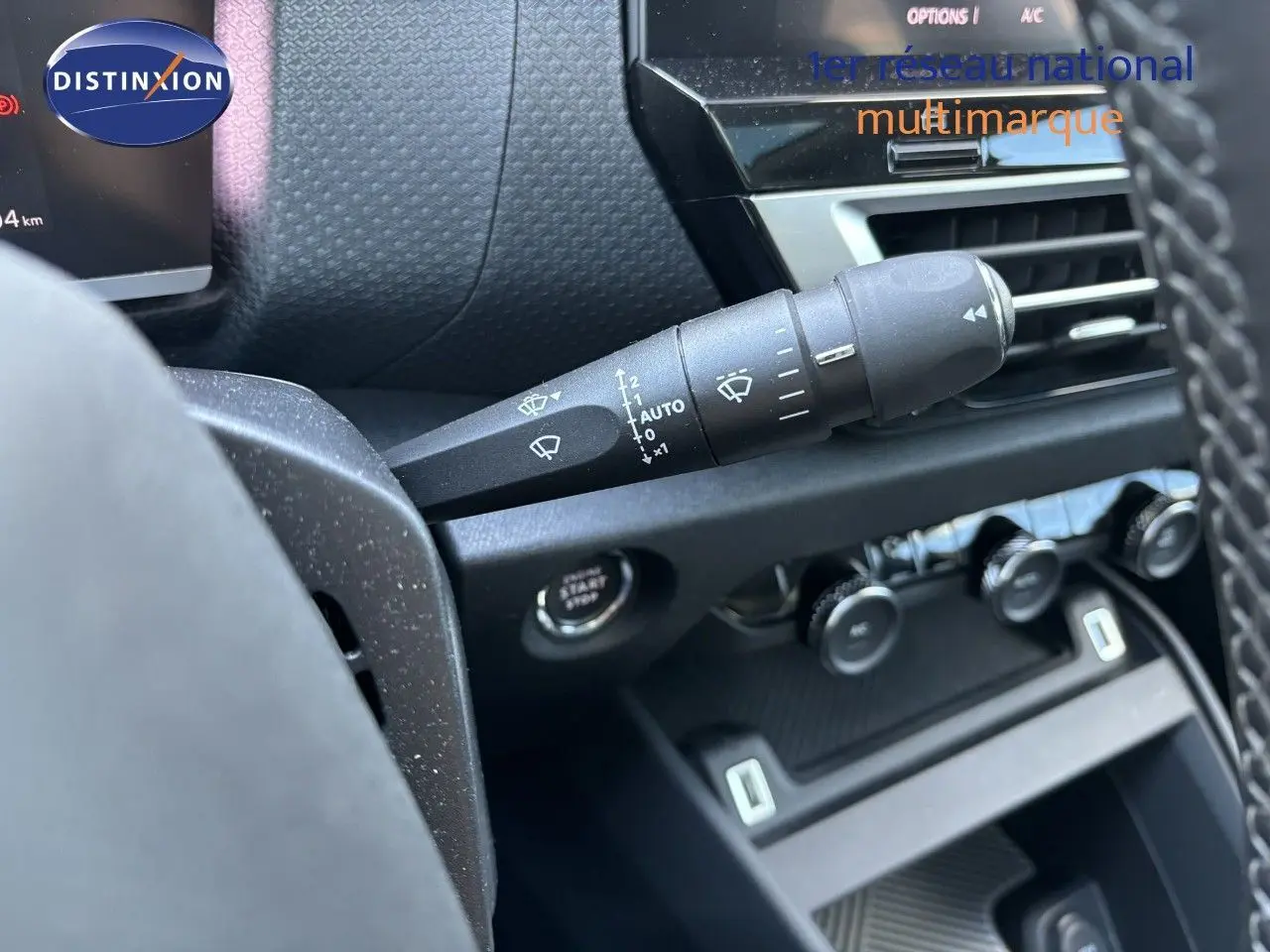 Gros plan sur la commande d'essuie-glace à gauche du volant dans l'habitacle d'une Citroën C4 gris Artense 2022.