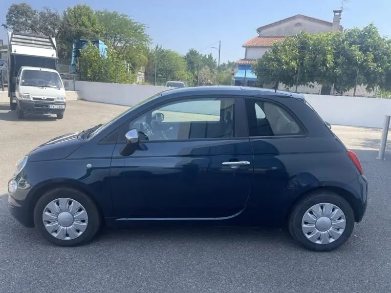 Profil côté gauche d'une Fiat 500 Popstar 2016 bleu foncé métal, compacte avec jantes à enjoliveurs argentés.