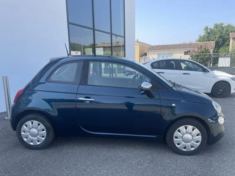 Profil côté gauche d'une Fiat 500 Popstar bleu foncé métal de 2016, compacte et élégante avec jantes argentées.