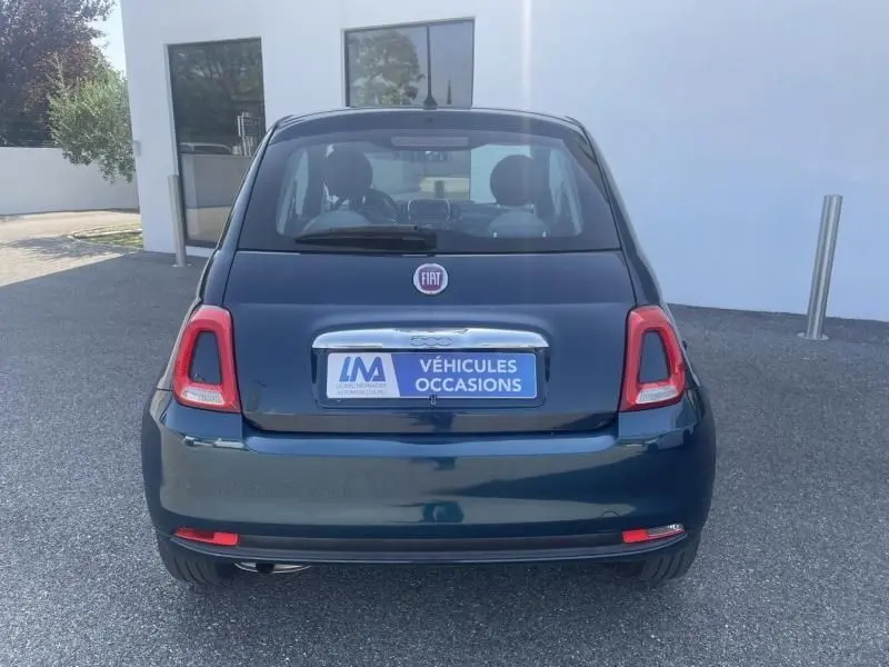 Vue arrière d'une Fiat 500 bleu foncé métal de 2016, avec feux rouges et plaque "Véhicules Occasions" visible.